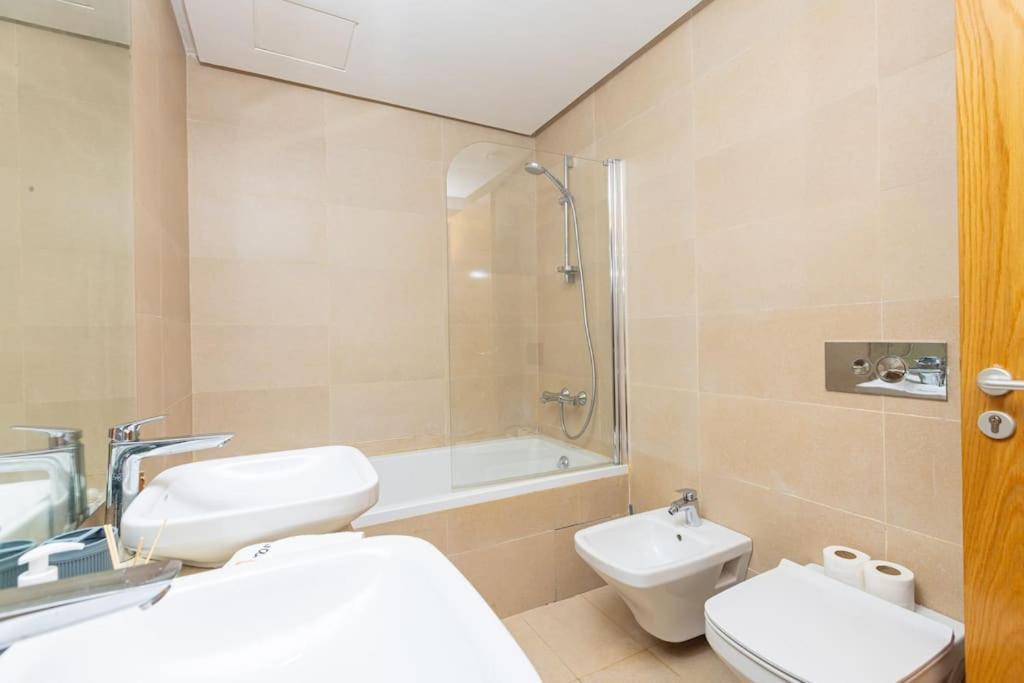 Modern 2Br Retreat In Marina Sale Luxury Living Apartment Hajja Exterior foto