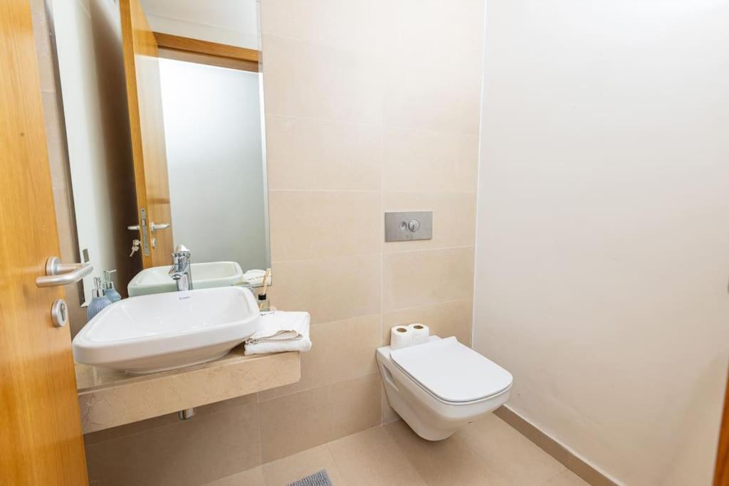 Modern 2Br Retreat In Marina Sale Luxury Living Apartment Hajja Exterior foto