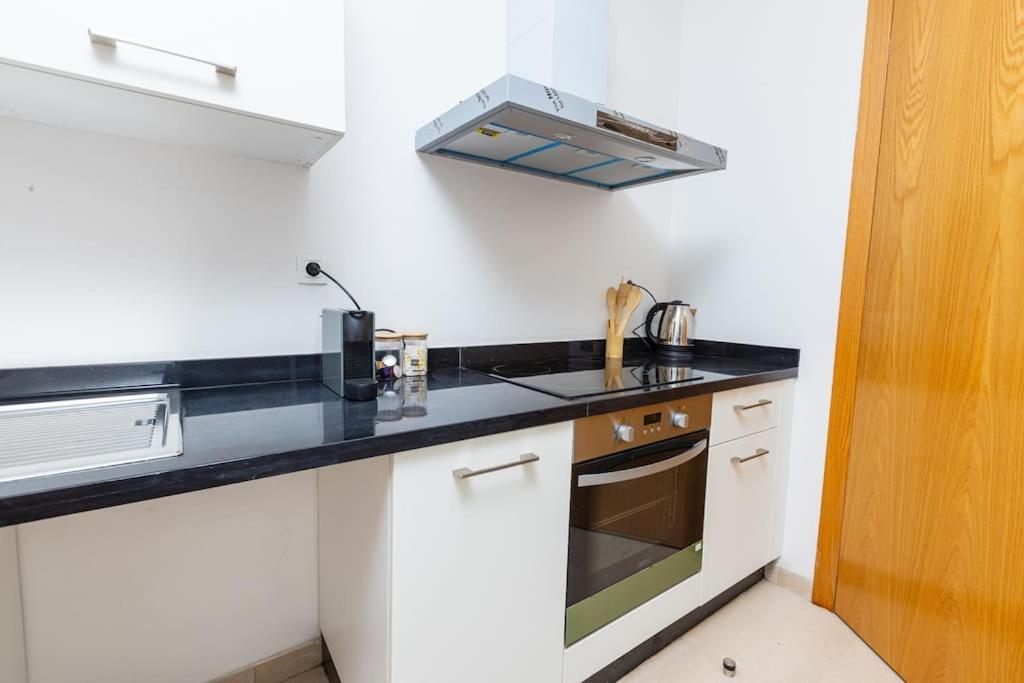 Modern 2Br Retreat In Marina Sale Luxury Living Apartment Hajja Exterior foto