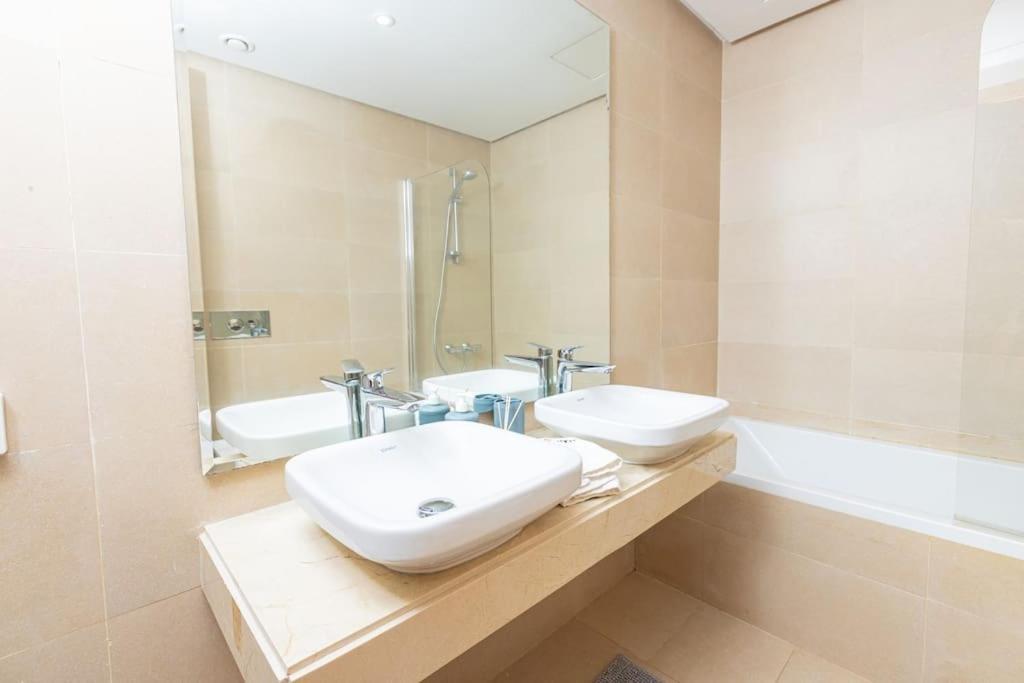 Modern 2Br Retreat In Marina Sale Luxury Living Apartment Hajja Exterior foto