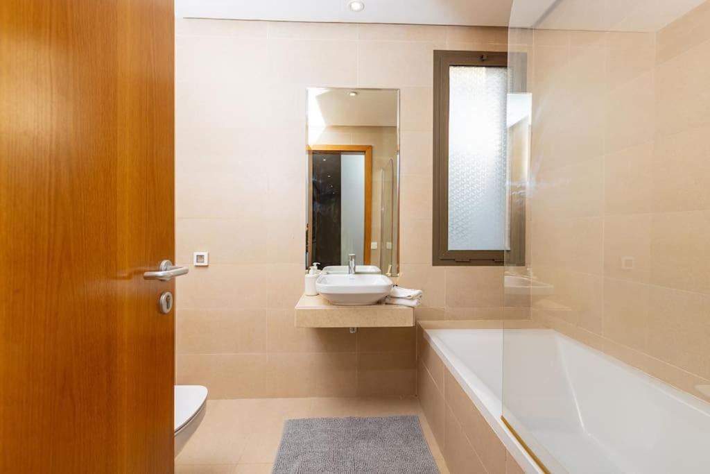 Modern 2Br Retreat In Marina Sale Luxury Living Apartment Hajja Exterior foto